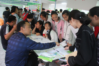恩施市屯堡中學(xué)開展2017年建檔立卡貧困戶家庭子女接受職業(yè)教育宣傳活動(dòng)
